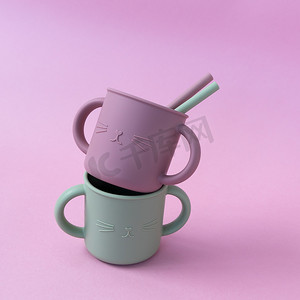 硅胶背景摄影照片_现代柔和色硅胶吸管杯，粉色背景吸管。