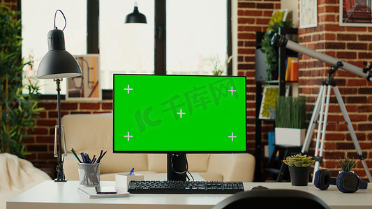 电脑上有显示器和绿屏的空办公室
