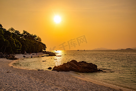 沙点摄影照片_泰国沙敦岛丽贝岛北角海滩的日落美景