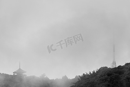 雾山上的日本宝塔和无线电塔
