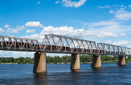 货运码头摄影照片_基辅铁路桥横跨第聂伯河与货运列车
