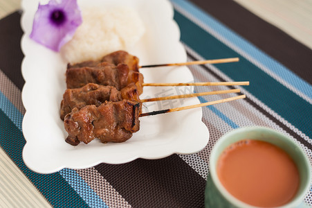 叉烧月饼摄影照片_烤猪肉、猪排、叉烧饭和热牛奶 T