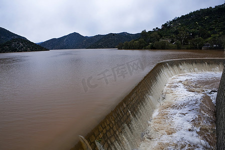 Jandula 水库，经过数月的降雨后排水，西班牙哈恩