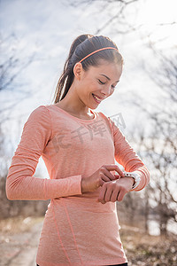 准备跑步的健身智能手表的女人。