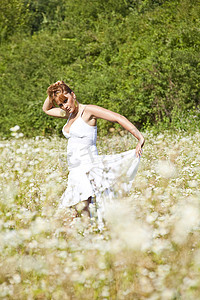 野人摄影照片_在野人花园里跳舞的女人