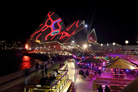 前景中的悉尼歌剧院和歌剧院酒吧 Vivid Sydney
