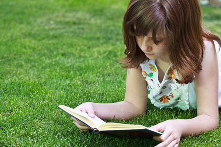 read摄影照片_Read.Young 美丽的女孩在户外看书