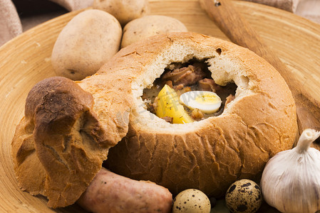 罗宋汤摄影照片_传统的白色罗宋汤 (zurek) 配香肠、鸡蛋和蘑菇