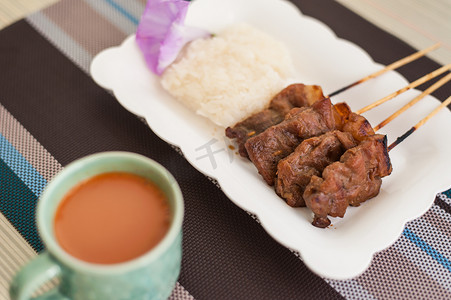 烤猪肉、猪排、叉烧饭和热牛奶 T