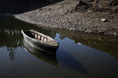 小船在河里