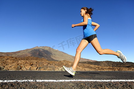 短跑跑步的女人-女赛跑者训练