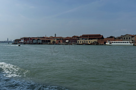 威尼斯贡多拉游船摄影照片_意大利穆拉诺岛，威尼斯附近的小岛，以吹制玻璃而闻名