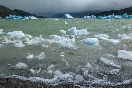灰色湖中的冰山 - 巴塔哥尼亚 - 智利