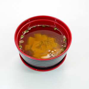 味噌汤，白色背景中的日本食品分离物