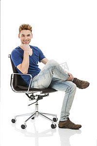 坐在椅子上的人摄影照片_坐在椅子上的年轻人