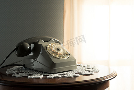客厅里的老式电话