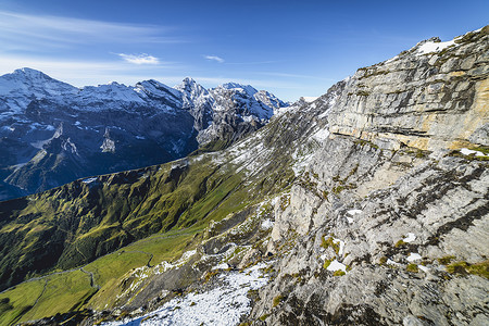 松峰山摄影照片_雪朗峰的顶部和瑞士伯尔尼瑞士阿尔卑斯山的景色