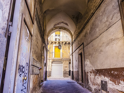 狭窄的街道在卡塔尼亚市，西西里岛，意大利