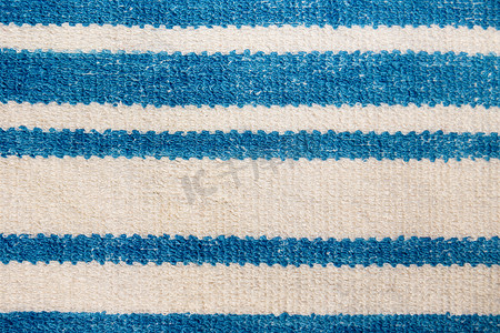 横板背景卡通摄影照片_带有蓝色横条纹的毛巾。