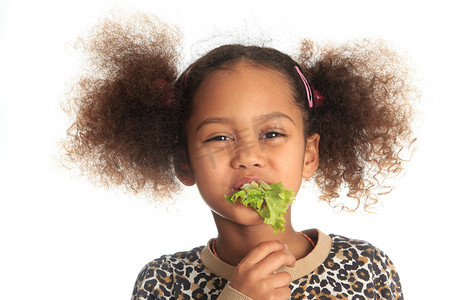 美丽的孩子亚裔非裔美国人的黑人孩子吃沙拉我