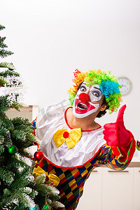 喜剧摄影照片_圣诞庆祝概念中的滑稽小丑