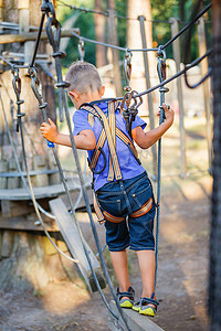 登山探险公园里的男孩