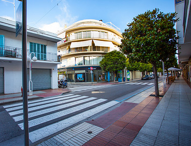 costa摄影照片_清晨在 Tossa de Mar t 的 Avinguda Costa Brava 街