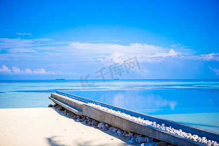 海滩泳池摄影照片_热带国家豪华度假村美丽的无边泳池