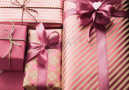 礼物箱摄影照片_节日礼物和包装好的豪华礼物、粉色礼盒作为生日、圣诞节、新年、情人节、节礼日、婚礼和假日购物或美容盒交付的惊喜礼物