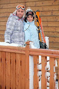 年轻的滑雪夫妇