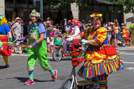 2015 年波特兰花车大游行中的小丑