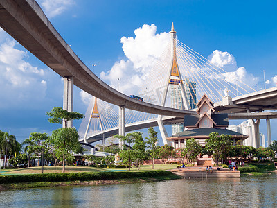 这座桥摄影照片_泰国普密蓬桥，这座桥横跨湄南河
