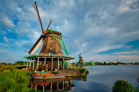 烫金天安们摄影照片_荷兰桑斯安斯风车村的风车。