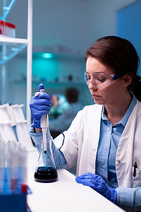 在疫苗工程中使用实验室滴管微量移液器的医疗保健科学家