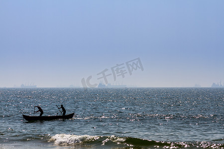 渔民摄影照片_海上有渔民的船