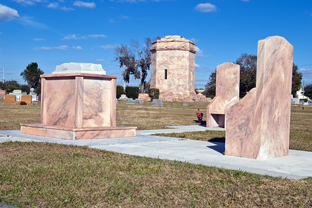 墓地中的大理石纪念碑