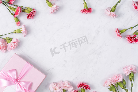 白色大理石背景康乃馨花束母亲节节日问候礼物的概念