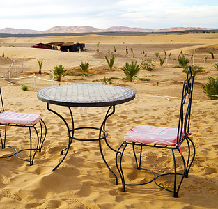 桌子和座位在沙漠撒哈拉摩洛哥非洲黄沙