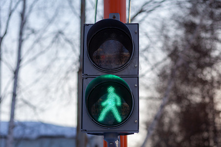 行人交通灯上的绿灯。