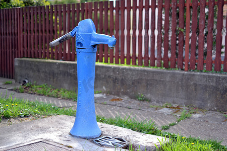公共服务卫生摄影照片_蓝色立式水泵