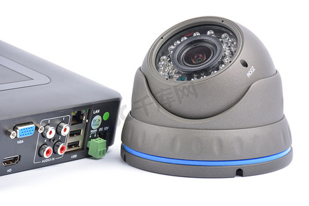 数字视频录像机和视频监控半球摄像机。