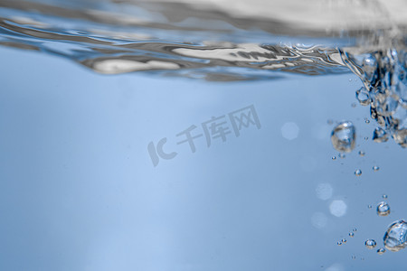 气泡蓝色背景摄影照片_具有复制空间的抽象净水背景