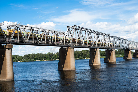 基辅铁路桥横跨第聂伯河与货运列车