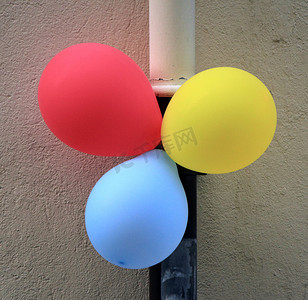 气球装饰背景墙摄影照片_街边的气球