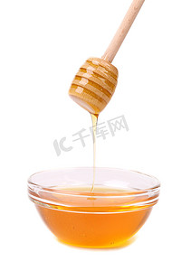 蜂蜜从木勺上滴下来。