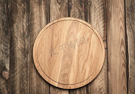 在灰色桌上的新的空的圆的木切板