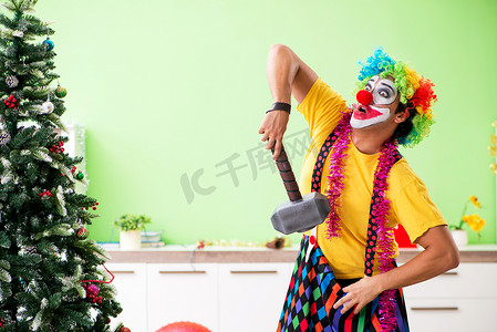 小丑巡游摄影照片_圣诞庆祝概念中的滑稽小丑