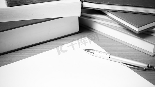 空纸笔，书本黑白色调风格