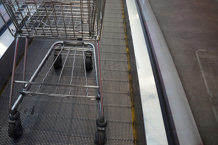 超市自动扶梯上的空手推车特写