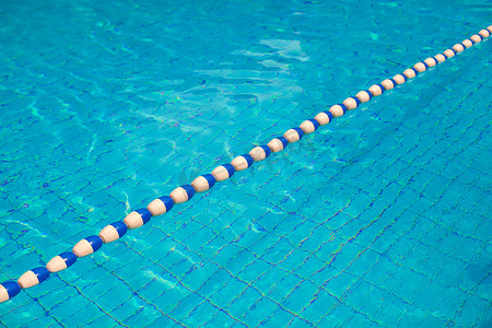 游泳线条摄影照片_蓝色室外游泳池